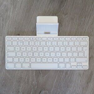 Apple Keyboard Dock A1359 for iPad Generation 1/2/3 Pre-Owned (K708)